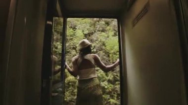 Güzel genç bayan turist seyahati, trende durup dışarıda temiz hava almanın keyfini çıkarın - sağlıklı yaşam tarzı, mutluluk, zihinsel sağlık konsepti.