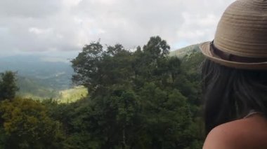 Güzel genç bayan turist seyahati, trende durup dışarıda temiz hava almanın keyfini çıkarın - sağlıklı yaşam tarzı, mutluluk, zihinsel sağlık konsepti.