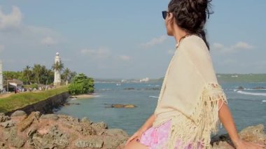 Kadın turist UNESCO Galle Kalesi 'nden panoramik gözcülerin keyfini çıkarıyor. Okyanus manzaralı Galle Fort Walk konsepti. Manzara manzarası ve Sri Lanka 'da popüler bir ziyaret noktası