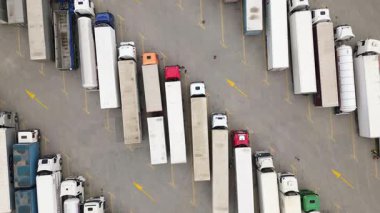 Kazbegi, Gürcistan - 7 Temmuz 2024: Gürcistan - Rusya 'nın popüler askeri otoyolu olan Gürcistan sınırındaki otoparkta hava dairesel kamyon hatları simetriktir. Kafkasya ihracat lojistiği