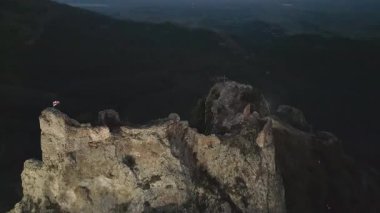 Geceleri Agarani ya da Kojori, Azeuli, Kor Ogli Kalesi 'nin havadan aşağı manzarası aydınlanıyor. Tiflis yakınlarındaki Gürcistan feodal kalesi Kvemo Kartli bölgesindeki Kojori köyünün hedefini ziyaret etti