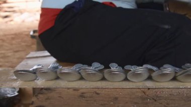 Ban Napia, Laos - 15 Ocak 2024: Laos halkı Vietnam savaşı cephanesinden ya da UXO 'dan alüminyum kaşık üretiyor. UXO toplayın, fırında eritin ve kaşıkla ev eşyalarına dönüştürün.