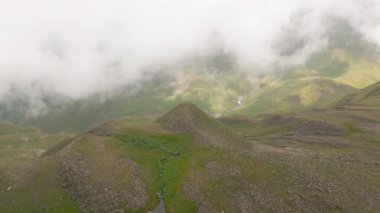 Chokhi Sakori Gölü manzaralı bir yerde. Gürcistan Kafkasya dağları sıradağları. Saklı mücevher yolu, el değmemiş doğa.