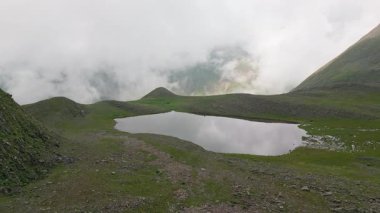 Hava panoramik manzaralı alp Chokhi Sakori Gölü. Gürcistan Kafkasya dağları sıradağları. Saklı mücevher yolu, el değmemiş doğa.