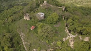 Gürcistan 'daki antik Bochorma kale kompleksi Kafkasya manzaralı dağlarla çevrilidir. Ortaçağ sahasında taş tahkimatlar, kubbeli kilise ve Iori Nehri vadisi üzerindeki panoramik manzaralar yer alıyor.