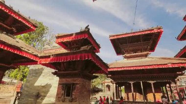 Bhaktapur, Nepal - 6 Ocak 2024: Katmandu, Nepal 'de tarihi ve kültürel açıdan önemli bir yer olan ünlü güneşli Durbar Meydanı' nı ziyaret edin. Unesco Dünya Mirası Bölgesi