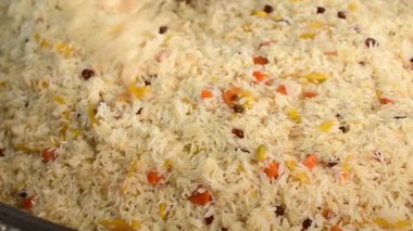Tashent, Özbekistan - 12 Ağustos 2023: Kazan kasesindeki PLOV için yakın çekim, biber, baharat ve malzemeler. Orta Asya Plov Merkezi. Başkentte popüler geleneksel restoran saklı mücevher