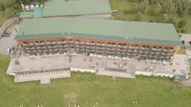 Stepantsminda, Gürcistan - 10 Eylül 2024: Kafkas dağları geçmişi olan ünlü lüks Kazbegi otel odaları üzerinde havadan aşağı uçuş