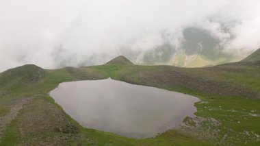 Gürcistan 'ın güneyindeki Alp Sakori Gölü havadan aşağı eğik görünüyor. Yürüyüş rotası - Kafkasya dağlarında saklı mücevher. Chiaukhi massif. Daha büyük kafkaslar. Chokhi - Sakori Gölü İzi Konsepti
