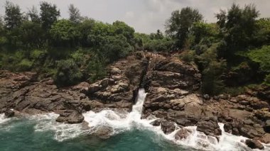 Sri Lanka 'nın güney kıyısındaki Hummanaya Hava Deliği Kudawella köyü yakınlarındaki sahil kayalıklarından fışkıran güçlü okyanus püskürtüsü sergiliyor. Srilanka 'daki ünlü seyahat yeri