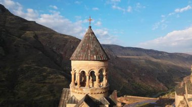Hava dairesel manzaralı Noravank manastır kompleksi, 13. yüzyıl Ermeni manastırı. Kutsal Meryem Ana Kilisesi. Amaghu 'daki Noravank. Kızıl kayalıklar Arani köyünü dolduruyor. Ermenistan 'da turizm beldesi