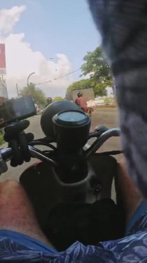 Sürücülerin, hareketli şehir sokaklarında sallanan bir scooter 'ın dinamik hiperhızlandırılmış görüntülerini yakaladılar.