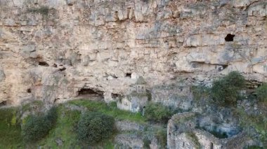 Odzun köyü Lori Eyaleti Ermenistan 'daki Horomayr Manastırı Manastırı havadan görünüşlü. Korunmak için mağaraları olan kayaların ve yamaçların arasına yerleştirilmiş bir manastır.