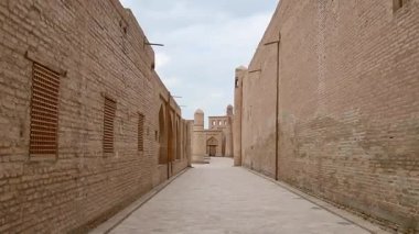 Khiva, Özbekistan - 15 Eylül 2023: Xiva eski kasaba duvarları mimarisi. Itchan Kala.Khiva eski şehir manzarası. Unesco Dünya Mirası Bölgesi