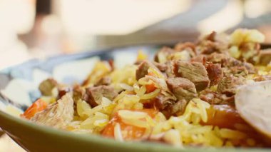 Tashent, Özbekistan - 12 Ağustos 2023: Yakın plan özel düğün tabağı Pilaf. Orta Asya Plov Merkezi. Başkentte popüler geleneksel restoran saklı mücevher