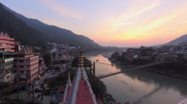 Rishikesh 'in günbatımında batımı - Hindistan' ın kuzeyindeki Uttarakhand şehrinde, Ganj Nehri 'nin yanındaki Himalaya eteklerinde.