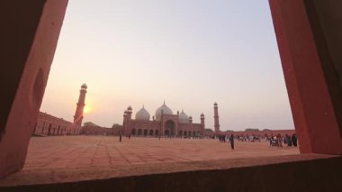 Lahore, Pakistan - 20 Ekim 2023: Timelapse panorama Badshahi Camii bir Babür İmparatorluk camii. Lahore, Punjab, Pakistan. 1671 ve 1673 yılları arasında Aurangzeb yönetimi sırasında inşa edilmiştir.
