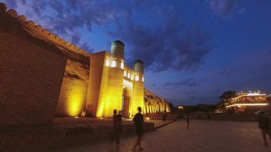 Gece vakti Khiva şehri kapısı.