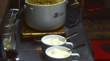 Hanoi, Vietnam - 13 Şubat 2024: Ünlü Cafe Pho Co. Şehir merkezindeki Egg Kafe 'de. Savaş zamanı icat kavramı