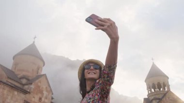 Oldukça kaygısız bir turist kadın Noravank 'ın ünlü Ermeni manastırına hayran. Seyahat ve turizm konsepti. En popüler seyahat grubu Kafkasya 'yı keşfetti