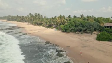 Havadan aşağı kaygısız kadın Asya 'daki tropik sahil tatillerinde tek başına sahilde gezintiye çıkar.