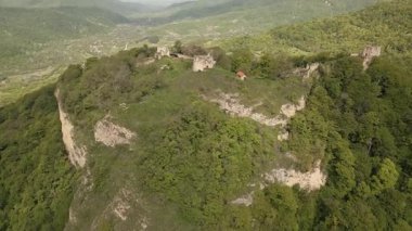 Gürcistan 'daki antik Bochorma kalesi havası manzaralı Kafkas dağlarıyla çevrili. Ortaçağ sahasında taş tahkimatlar, kubbeli kilise ve Iori Nehri vadisi üzerindeki panoramik manzaralar yer alıyor.