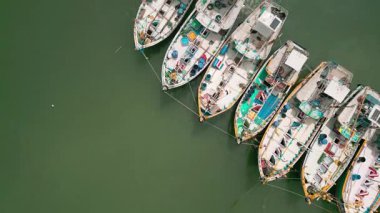 Sri Lanka 'nın güney kıyısındaki Tangalle Limanı' nı kapatan hava üssü, balıkçı tekneleri, katamaranlar ve turkuaz sulara demir atmış küçük motorlu gemilerin karışımı. Balıkçılık ve turizm sektörü