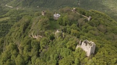 Gürcistan 'daki antik Bochorma kalesi havası manzaralı Kafkas dağlarıyla çevrili. Ortaçağ sahasında taş tahkimatlar, kubbeli kilise ve Iori Nehri vadisi üzerindeki panoramik manzaralar yer alıyor.
