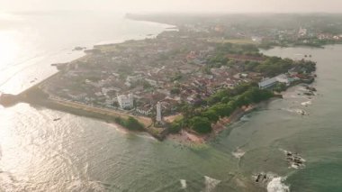 Sri Lanka 'daki Meeran Camii ve Galle Kalesi' nin hava panoramik manzarası, kıyı mirasını, beyaz mimariyi, İslami mimari yapıları gösteriyor. Unesco Dünya Mirası Bölgesi.