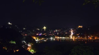 Sri Lanka 'nın merkezindeki trafik ışıkları ve panoramik kentsel manzara ile Kandy şehri gece görüş alanında. Kandy Gölü barışçıl bir panoramik manzarayla