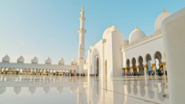 Statik yüksek kalite renkli 4K Timelapse Şeyh Zayed Büyük Camii günbatımında, Abu Dabi, BAE. Birleşik Arap Emirlikleri 'ndeki ünlü büyük camii turistlerin gezdiği yerler.