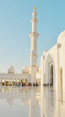 Statik dikey yüksek kaliteli 4K Timelapse Şeyh Zayed Büyük Camii gün batımında, Abu Dabi, BAE. Birleşik Arap Emirlikleri 'ndeki ünlü büyük camii turistlerin gezdiği yerler.