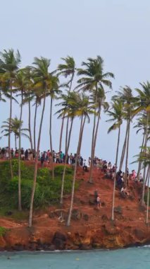 Dikey görüntü grupları Sri Lanka 'daki Hint Okyanusu' na bakan Coconut Tree Hill bakış açısını ziyaret ediyor. Romantik kaçış konsepti. Idyllic sahne aşkı, bağlantı, tropikal dinginlik