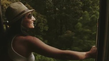 Trende özgürlüğün, seyahatin, hayat yolculuğunun, kültürlerin nefes alışının, manzara manzarasının, yemyeşil ormanların tadını çıkaran neşeli bir kadın. Trendeki Kadın Keyifli Sabah Yolculuğu Sri Lanka