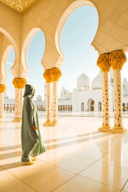 Sheikh Zayed Büyük Camii Kültürel ve Ruhsal Keşiflerinde Mimari Detayları Gözlemleyen Kadın Portresi