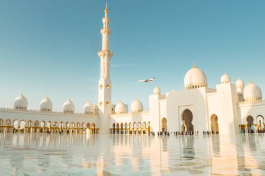 Abu Dabi 'deki Şeyh Zayed Büyük Camii' nin üzerine lüks özel jet iniyor. Modern havacılık ve İslami mimari, BAE 'deki zenginlik, seyahat ve kültür simgelerini ön plana çıkarıyor.