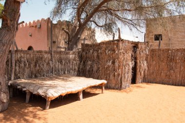Geleneksel kıyı Emirlikleri insanları evi ya da palmiye yapraklarından yapılmış Al Yem Sahel. Bu yapılar, BAE 'deki kıyı ve çöl toplumlarının sürdürülebilir çöl mimarisini göstermektedir.