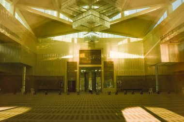 Abu dhabi, BAE - 25 Nisan 2025: Abu Dabi Al Aziz Camii girişi. Modern İslami Mimari ve Ruhsal Simge