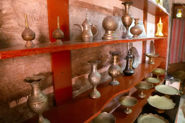 Abu dhabi, BAE - 27 Nisan 2025: Geleneksel Dallah kahve demliği, Arap konukseverliğini ve Körfez Bölgesi 'nde servis edilen kahvenin kültürel ayinlerini temsil eden bir miras müzesinde sergilenmektedir.