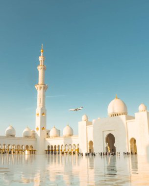 Abu Dabi 'deki Şeyh Zayed Büyük Camii' nin üzerine lüks özel jet iniyor. Modern havacılık ve İslami mimari, BAE 'deki zenginlik, seyahat ve kültür simgelerini ön plana çıkarıyor.
