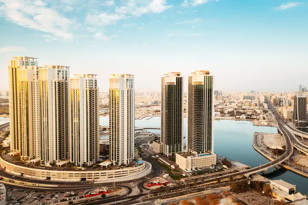Abu Dabi, BAE 25 Nisan 2025: Sabah erken saatlerde Abu Dabi banliyösü boş otoyolları ve gündoğumuyla aydınlanan konut binaları ile sakin şehir genişlemesini ve ulaşım altyapısını gösteriyor