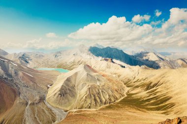 Gökyüzü panoramik geniş görüşlü Kelitsadi Gölü Khorisari geçidi boyunca yürüyüş yolu. Keli volkanik yaylası. Kazbegi Milli Parkı