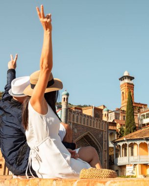 Gürcistan, Kafkasya 'da tatillerde güzel Tiflis eski renkli binaların keyfini çıkaran heyecanlı çiftler. Romantik çift yaz tatilinde birlikte kaçarlar. İnsanlar ve tatiller.