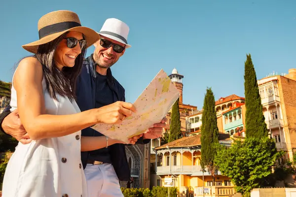 Romantik turist çifti şehir merkezinde eğleniyor. Yeni şehir merkezlerini keşfediyor. Avrupa 'da yaz tatillerinde birlikte olmanın keyfini çıkarıyorlar.