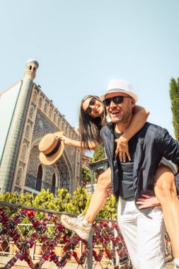 Tatilde Tiflis caddesinde yürüyen iki turist, tatilde birlikte gülen mutlu arkadaşlar, insanlar ve Georgia 'da tatiller.