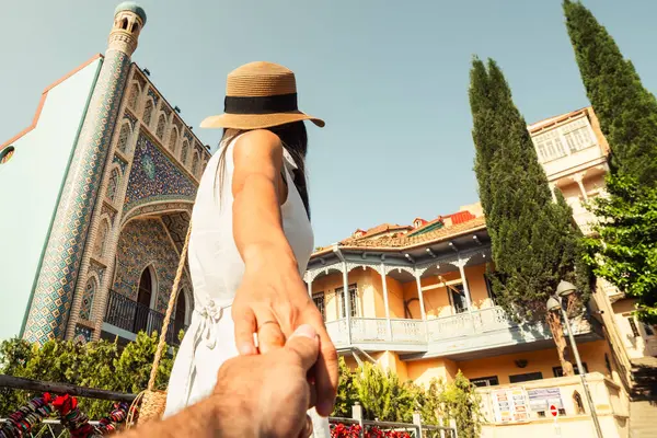 Neşeli bir çift, canlı şehir sokaklarında eğleniyor, kahkaha ve şefkat paylaşıyor. Kavram: şehir aşkı, gençlik enerjisi, kaygısız aşk.