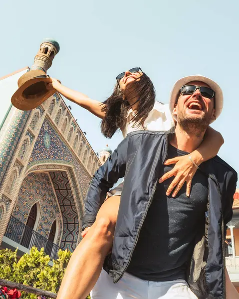 Mutlu kaygısız çift Orbeliani Hamamları 'nın yakınında eğleniyor Abanotubani' de renkli mozaik cephe, Georgia 'nın Tiflis kasabasını geziyor. Kavram: romantizm, özgürlük, kahkaha, macera