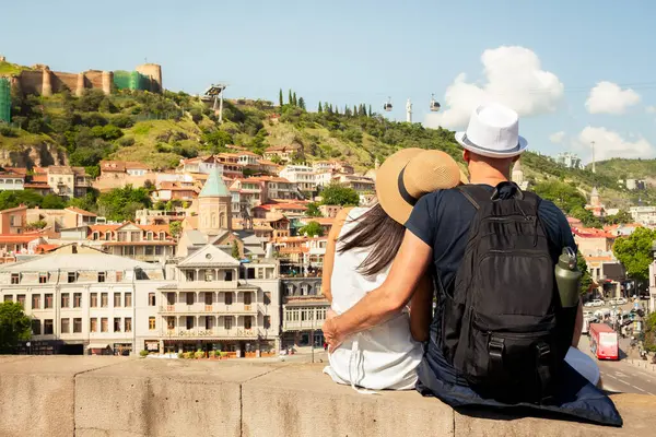 Romantik Çift, arka planda Narikala Kalesi, teleferik ve Kartlis Deda ile birlikte Old Tiflis 'in manzarasının tadını çıkarıyor. Seyahat aşkı Georgia konsepti