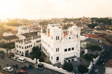 Sri Lanka 'daki Meeran Camii ve Galle Kalesi' nin havadan görünüşü, kıyı mirasını, beyaz mimariyi, İslami mimari yapıları gösteriyor. Unesco Dünya Mirası Bölgesi.