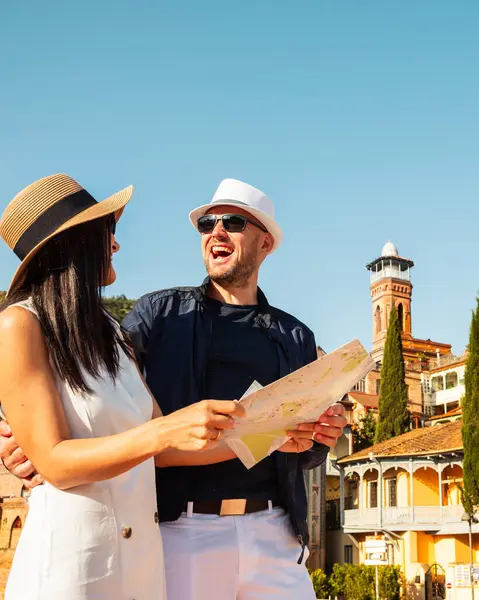 Tatilde Tiflis caddesinde yürüyen iki turist, tatilde birlikte gülen mutlu arkadaşlar, insanlar ve tatil kavramı. Kafkasya 'da Gürcistan turları